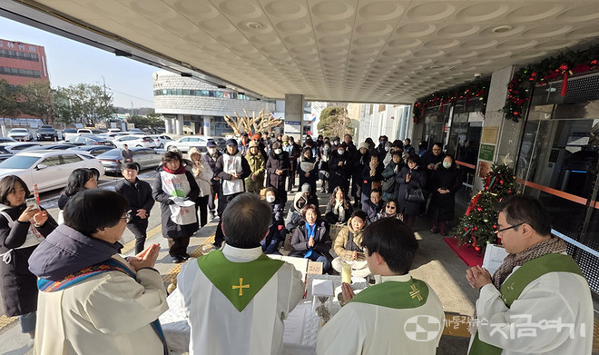 14일 봉헌한 '산황산 생태 보전을 위한 미사'는&nbsp;의정부교구 6지구장 이은형 신부가 주례를 맡았다. 김승연 신부(생태환경위원장)가 강론하고, 상지종 신부(마두동성당 주임), 원동일 신부(안식년)와 신자 50여 명이 함께했다. ⓒ경동현 기자<br>