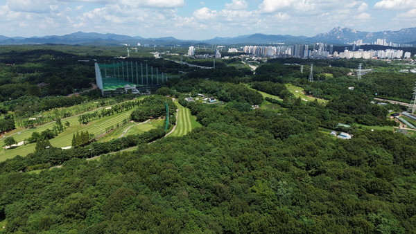 골프장 증설 승인으로 사라질 위기에 처한 산황산 숲. (사진 제공 = ‘바로지금여기’ 기후정의영화제)<br>