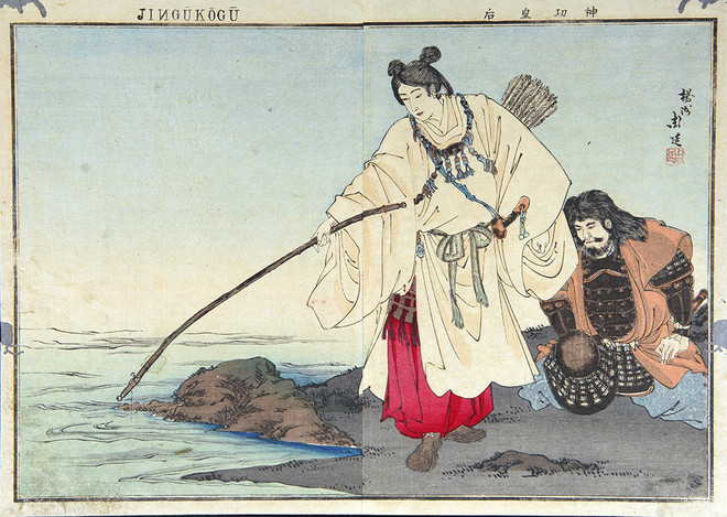 진구황후. 아다치 긴코(安達吟光)가 1885년경에 제작한 "대일본사략도회"(大日本史略圖會) 시리즈 중 한 장면. 진구황후가 바닷가에서 활이나 막대기로 바위에 글을 쓰거나 점을 치는 전설적인 장면을 묘사하고 있다. 이는 한반도 진출의 정당성을 부여하는 신화적 순간으로 자주 그려졌다. 오른쪽 아래 무릎을 꿇고 있는 남성은 그의 충신이자 전설적인 재상인 다케우치노 스쿠네(武內宿禰).&nbsp;©강덕상자료센터