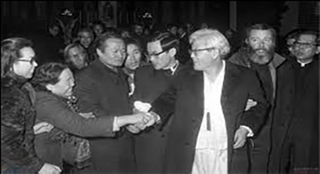 1975년 2월 17일, 긴급조치 위반 혐의로 수감됐다가 석방돼 원주교구로 돌아온 지학순 주교. (사진 출처 = 민주화운동기념사업회 오픈아카이브00709982)<br>