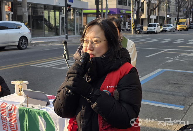 영성체 후 연대 발언에  카라 지회 최민경 활동가가 카라 사측의 부당 노동 행위에 대한 시정 명령 행정소송 승소 판결 소식을 전하고 있다.&nbsp;ⓒ경동현 기자<br>