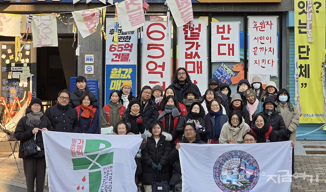 미사 후 신자들과 멸종반란 가톨릭 회원들, 카라 지회 활동가들과 함께.&nbsp;ⓒ경동현 기자<br>
