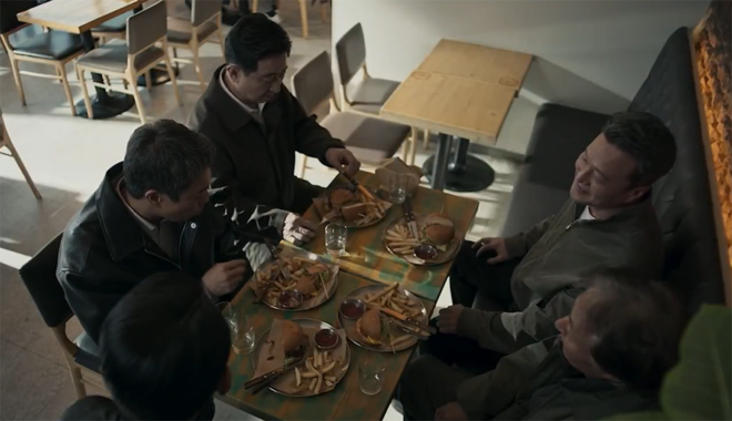 ‘모범택시 3’은 사적 복수를 넘어 공적&nbsp;응징으로 마무리됐다. 폭탄 조끼, 햄버거 회동 등 비상 계엄을&nbsp;풍자하고, 응원봉과 ‘빛의 혁명’에 대한 오마주(다른&nbsp;작가나&nbsp;감독에&nbsp;대한&nbsp;존경의&nbsp;표시로&nbsp;특정&nbsp;대사나&nbsp;장면&nbsp;등을&nbsp;인용하는 일)를 담았다. (장면 출처 =&nbsp;‘모범택시’)<br>