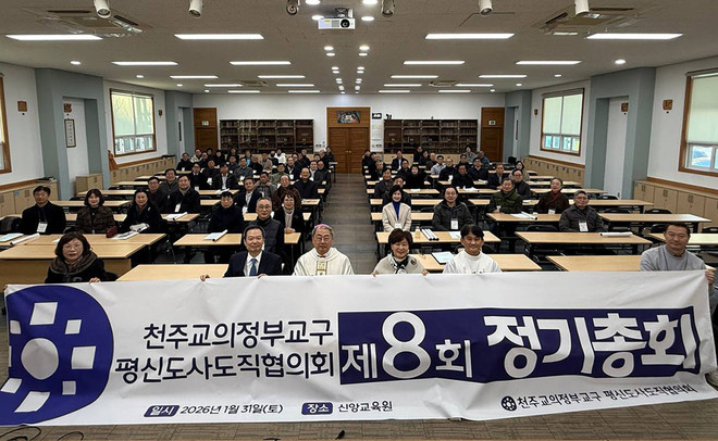 정기 총회 마치고 의정부 평협 신, 구 회장과 손희송 주교를 비롯한 대의원들과 함께. (사진 제공 = 의정부교구 평협)<br>