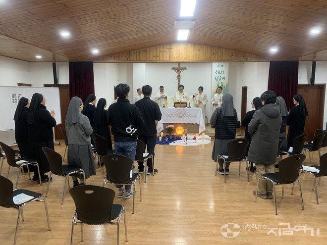 1월 30일,&nbsp;‘제31차 해외 선교사 교육’ 일정을 마친 선교사들이 서울 성골롬반외방선교회 선교센터에서 파견 미사를 봉헌했다.&nbsp;ⓒ김지환 기자