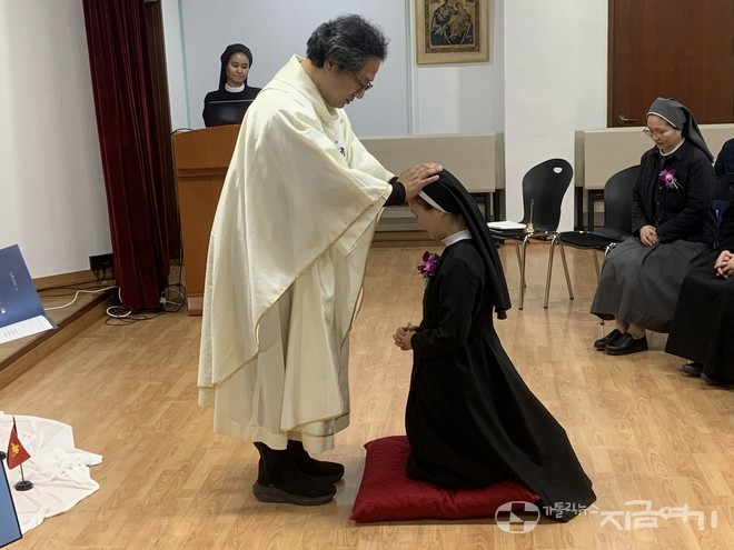 사제가 파견 선교사에게 강복하고 있다. ⓒ김지환 기자<br>