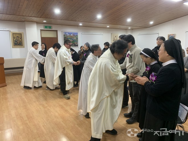 해외 선교사 교육 참가자들이 사제들과 인사 나누고 있다. ⓒ김지환 기자<br>