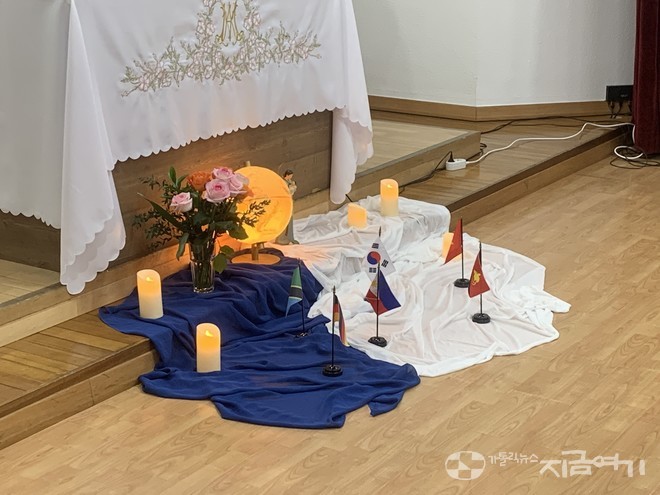 교육 참가자는 자신이 파견되는 나라의 국기를 봉헌했다. ⓒ김지환 기자<br>