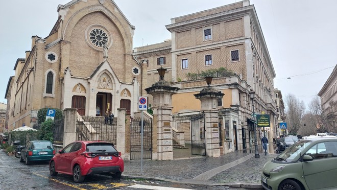 매일 아침 피에트로가 앉아있는 성 알폰소 성당 앞. 이탈리아에서는 동네 이웃과 노숙인들이 서로의 이름을 알고 안부를 나누는 일이 비교적 흔한 일이다.