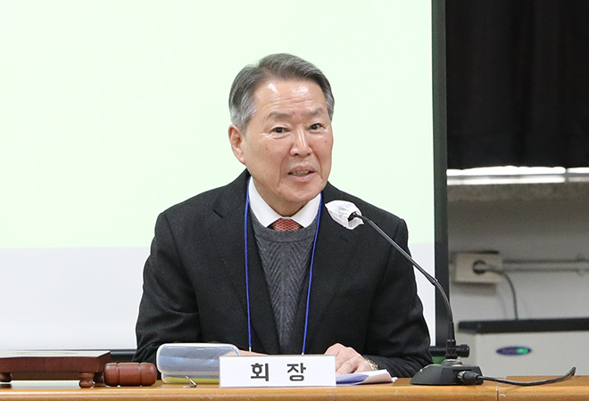 한국평단협 제59회 정기 총회에서 신임 회장으로 선임된 김진택 회장이 회의를 이끌고 있다. (사진 제공 = 가톨릭사진가회)<br>