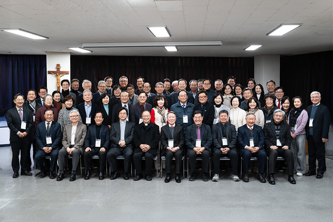 한국평단협 제59회 정기 총회를 마치고 참가한 교구와 전국사도직단체 대표들이 함께. (사진 제공 = 가톨릭사진가회)<br>