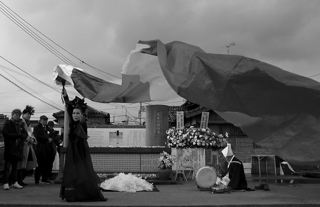 율려춤 창안자 이귀선 씨가 모든 사람이 상여가 되는 생명의 춤, 우주의 춤으로 희생자들을 기억하고 재현하는 공연을 했다. 이귀선 씨는 