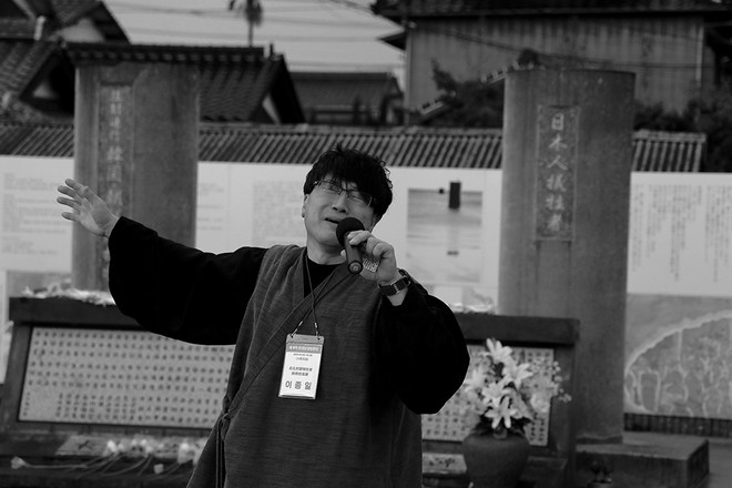 이종일 씨가 자신의 시로 작곡한 '장생바다의 눈물'을 부르며 희생자들을 추모했다. ⓒ장영식 