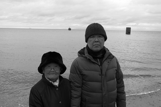 도꼬나미 해안에서 만난 최금석(90) 씨와 김점태(68) 씨는 아버지와 할아버지의 유골이라도 고향으로 모시고 갈 수 있으면 좋겠다는 염원을 안고 경북 칠곡에서 왔다고 한다. 최금석 씨는 정확하지는 않지만, 자신이 네 살 때에 아버지가 경북 군위에서 일본으로 끌려갔다고 기억했다. 어머니조차 일찍 세상을 떠나 고아처럼 자랐다는 최금석 씨는 아들의 손을 잡고, 바다 위에 떠 있는 환풍구를 오랫동안 바라보고 있었다. ⓒ장영식