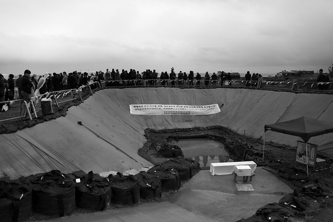 갑작스런 대만 잠수사의 사고 소식으로 추도회 현장은 긴 침묵이 이어졌다. 갱도 입구에서 열리기로 했던 2부 추모식은 취소됐다. 추모식에 모인 사람들은 바다를 바라보며 대만 잠수사의 안녕을 기원했지만, 그는 끝내 돌아오지 못했다. 대만 가족들의 정중한 요청으로 그의 잠수 전의 마지막 모습은 공개하지 않기로 했다. 자원봉사로 유골 발굴을 위해 참여했던 잠수사들의 분투를 기억하며 안타깝고 슬픈 소식에 옷깃을 여민다. ⓒ장영식
