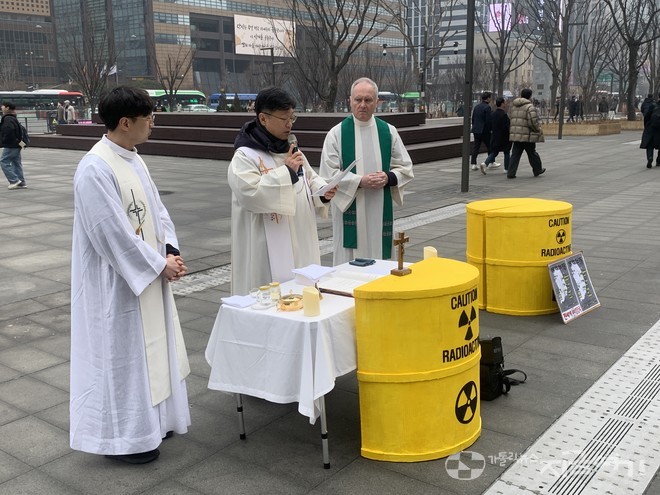 핵발전소 반대 광화문 시국 미사를 주례하는 양기석 신부(중앙)와 공동 집전한 임현호 신부(서울대교구 환경사목위원회), 한패트릭 신부(성골롬반외방선교회). ©김지환 기자<br>