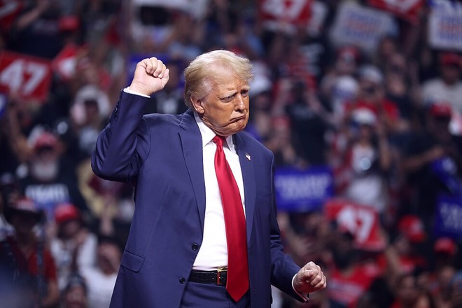 2024년 8월 23일, 당시 도널드 트럼프 미국 전 대통령이 애리조나주 글렌데일의 데저트 다이아몬드 아레나에서 열린 '애리조나 트럼프 지지 집회' 참석자들과 대화하고 있다. (사진 출처 =&nbsp;commons.wikimedia.org, ©게이지 스키드모어)