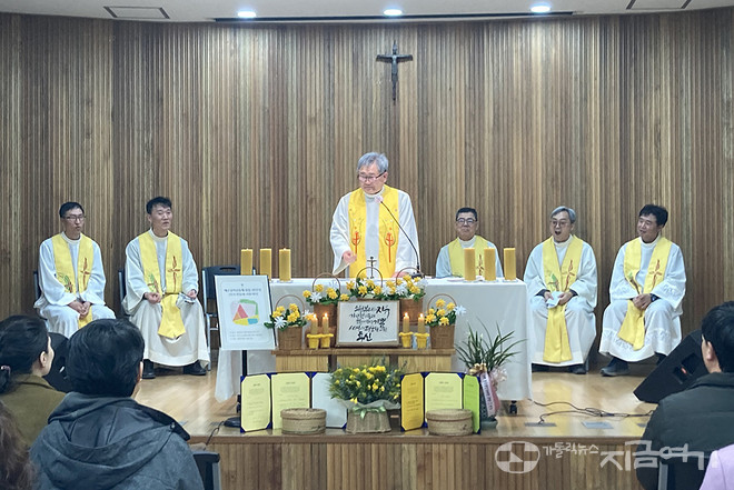 3월 1일, 서울 합정 전진상센터에서 예수살이공동체 창립 28주년 기념 미사 주례를 하고 있는 박기호 신부. ©경동현 기자<br>