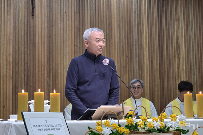 3월 1일, 예수살이공동체 창립 28주년 미사에서 강론하고 있는 길벗 양운기 수사. ©경동현 기자<br>