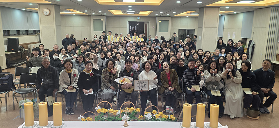 3월 1일, 창립 미사 후 참석자들과 함께. (사진 제공 = 예수살이공동체)