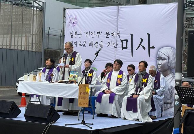 3월 1일 서울 중학동 일본 대사관 앞에서 하성용 신부(서울대교구 정의평화위원회 위원장)가&nbsp;일본군 ’위안부‘ 문제의 정의로운 해결을 위한 미사에서 강론하고 있다. (사진 제공 = 서울대교구정의평화위원회)<br>