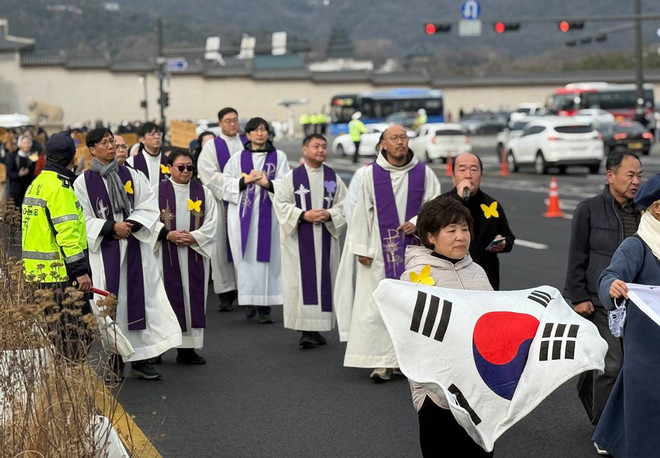 미사 후 참가자들이 광화문 일대에서 일본 정부의 공식 사죄를 촉구하는 연대 행진을 하고 있다. (사진 제공 = 서울대교구 정의평화위원회)<br>