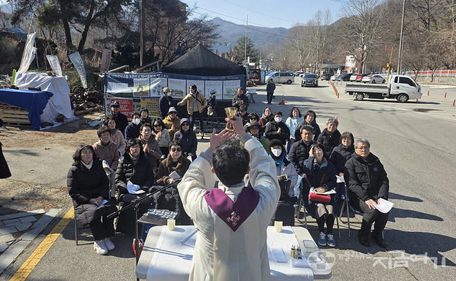 3월 7일 동두천 소요산 입구 옛 성병관리소 옆에서 봉헌된 의정부교구정의평화위원회 뿔나팔 미사. ⓒ경동현 기자