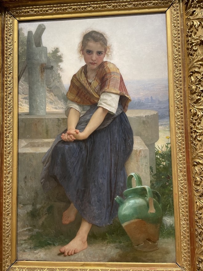 순수한 소녀가 깨어진 항아리 옆에서 당황하고, 슬퍼하는 모습이다. 팔루스(고대부터 남성성, 생식력, 권력을 상징해 온 남근상)를 상징하는 펌프, 그리고 깨진 물동이는, 전쟁으로 황폐해진 인류의 모습 같기도 하고, 우물가에서 예수님을 만나 활기를 찾아 물동이를 버리고 떠나갔던 사마리아 여인의 삶과 정반대의 자리인 것 같아 맘이 아프다. ©박정은<br>