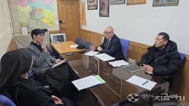 2월 13일, 동두천 성당 사제 집무실에서 이야기를 나누고 있는 (왼쪽부터) 김보니파시오 수녀, 이종원 주임 신부, 김영근 프란치스코 사목회장, 황운동 유스티노 사목회 총무. ©경동현 기자