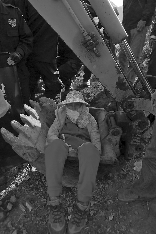 구미현 선생님은 건강이 좋지 않아 치유의 삶을 위해 밀양에 터를 잡았지만, 765kV 송전탑 건설로 송전탑과 핵발전소 반대 투쟁에 나섰다. 구미현 선생님이 세상을 떠난 지 1주기가 되었다. ©장영식<br>