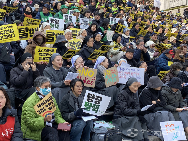 이날 미사에는 교회 내 각 관련 단체 회원과 수도자 등 500여 명이 참석해, 탈핵을 외쳤다. ⓒ정현진 기자&nbsp;