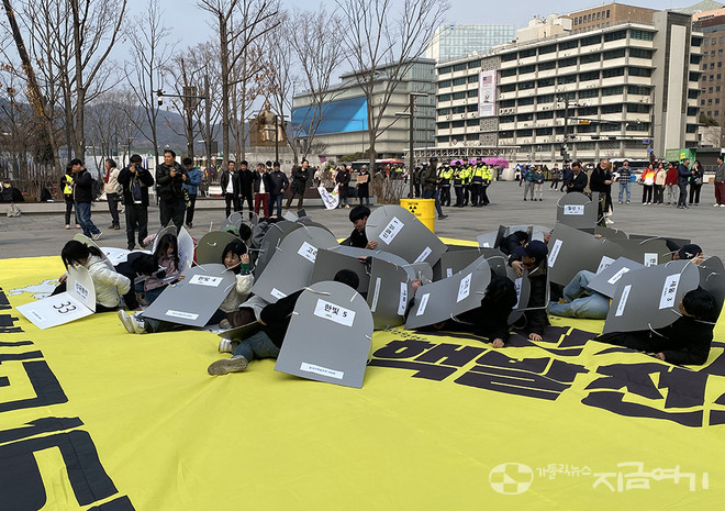 미사 뒤 대회에서 펼친 탈핵 촉구 퍼포먼스. 가동 중인 핵발전소의 폐기를 상징하는 내용이다. ⓒ정현진 기자&nbsp;