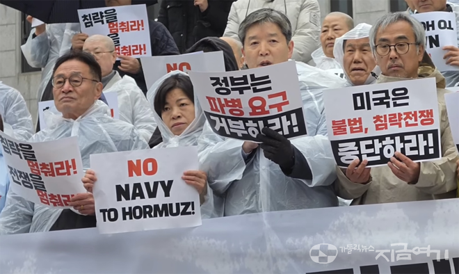 박승렬 목사(왼쪽에서 세 번째)는 “사람을 죽여서 만든 평화는 가짜”라며 세계 교회들과 연대하며 함께 기도할 것을 요청했다. ⓒ이민기 기자