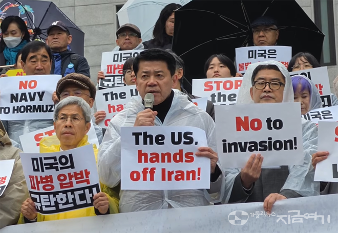 김준영 의원(가운데)이 ‘미국 이스라엘의 이란 침략 및 호르무즈 파병 거부 시국선언’ 기자 회견에서 ‘The US. hands off Iran!’(미국은 이란에서 손을 떼라) 손팻말을 들고 발언하고 있다. 그는 정부가 미국의 파병 요구에 단호히 거부할 것을 촉구했다. ⓒ이민기 기자