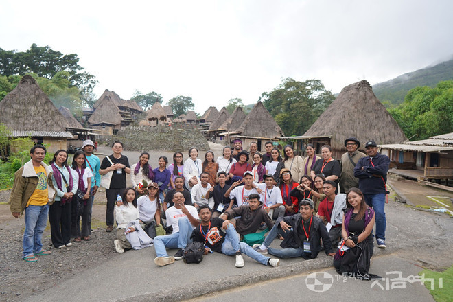또 다른 토착 원주민들의 마을인 베나 마을(Bena village)을 탐방한 참가자들. (사진 제공 = 올 포럼)