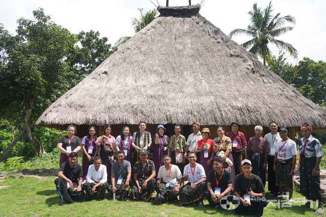 누눙옹오 토착민들과 대화를 마친 뒤 참가자들과 함께.&nbsp;(사진 제공 = 올 포럼)