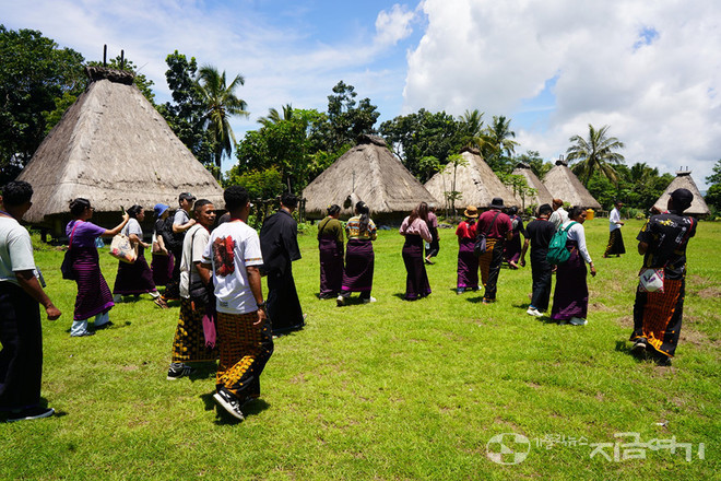 누눙옹오 공동체로 들어가고 있는 참가자들.&nbsp;(사진 제공 = 올 포럼)