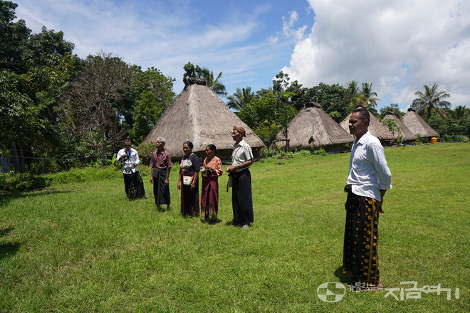 누눙옹오 공동체 지도자들이 이동 학교 참가자를 환영하기 위해 마당에 나와 있다. (사진 제공 = 올 포럼)