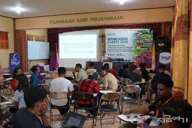 강의가 끝난 뒤 조별 토론을 하는 참가자들. (사진 제공 = 황경훈)<br>