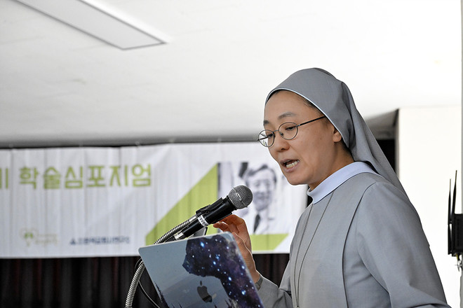 4�� 16��, '�ǻ� ������ ���� 18�ֱ� �м� ��������'���� ��¾� ����(�̸��� ����� �ִ�����ȸ)�� '�ΰ��� ������ ���� �ƹ���'�� ������ ��ǥ�ϰ� �ִ�. (���� ���� = �ѱ���ȸ�翬����)