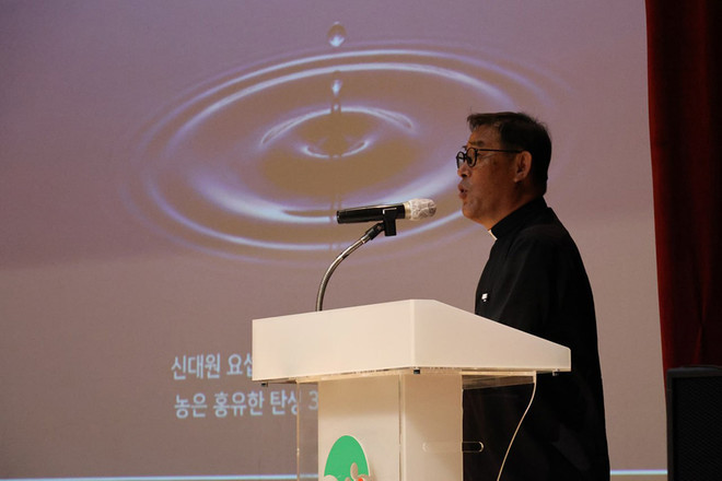 5월 30일 경북 영주시민회관 대강당에서 열린 농은 홍유한 선생 탄생 300주년 기념 학술대회 심포지엄에서 신대원 신부가 '농은 홍유한 선생의 영남 이주와 남행공동체 구상'을 주제로 발표하고 있다. (사진 제공 = 천주교 안동교구)<br>