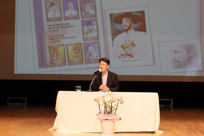 김성태 신부가 &ldquo;풍산홍씨 복자 홍낙민의 삶과 신앙 전승&rdquo;을 중심으로 발표하고 있다. (사진 제공 = 천주교 안동교구)<br>