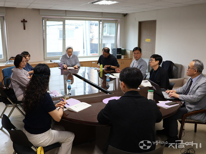 5조 참가자들이 6월 10일 제2차 “시노드 교회를 위한 교구 시노드 팀 연수” 조별 모임에서 각 교구의 이행 경험과 과제를 나누고 있다. 조별 모임은 발표 내용을 각 교구 현실과 연결하고, 서로의 경험을 ‘선물’로 나누며 남은 이행 단계를 식별하기 위해 마련됐다. ©유형선