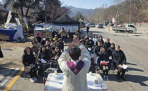 대통령은 '보존' 시장은 '불참'... 동두천 성병관리소 앞 '뿔나팔 미사' - 뉴스 썸네일 이미지